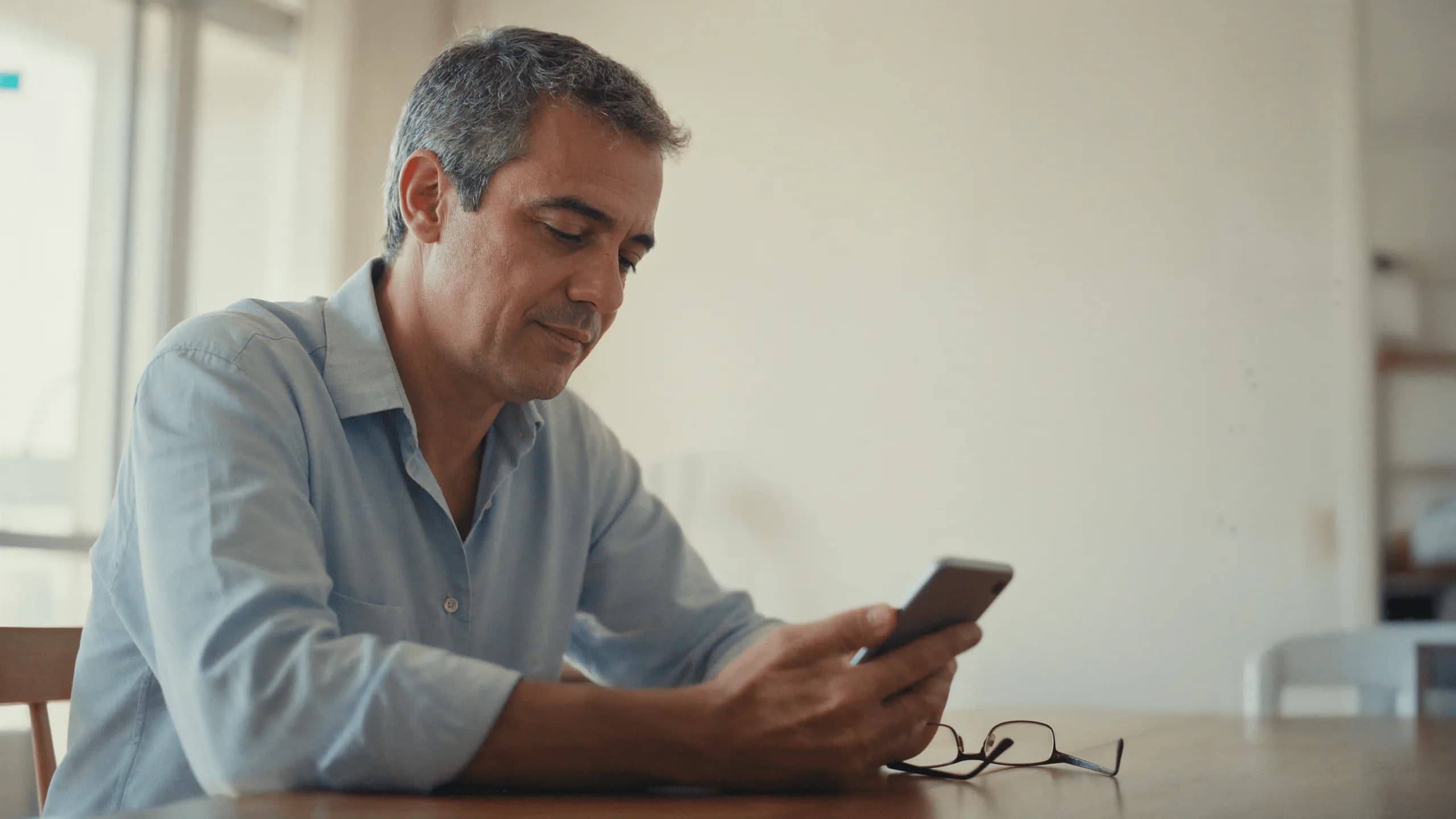 Homem segurando o celular